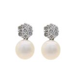 Pendientes en oro blanco con rosetón de diamantes talla brillante y perla cultivada de 6,5 mm.