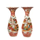 Pareja de jarrones japoneses en porcelana Imari con decoración de guerreros, motivos florales y