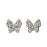 Pendientes diseño mariposa en oro blanco con pavé de diamantes talla brillante. Peso diamantes: 0,14