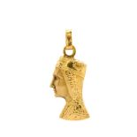 Colgante con representación de la Virgen de Montserrat en oro. 3,2 cm. Peso total: 2 gr.