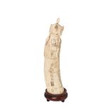 Dignatario. Figura china en marfil tallado y ligeramente entintado sobre peana en madera, c.1940.