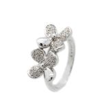 Sortija diseño floral en oro blanco con pétalos de pavé de diamantes talla brillante. Peso