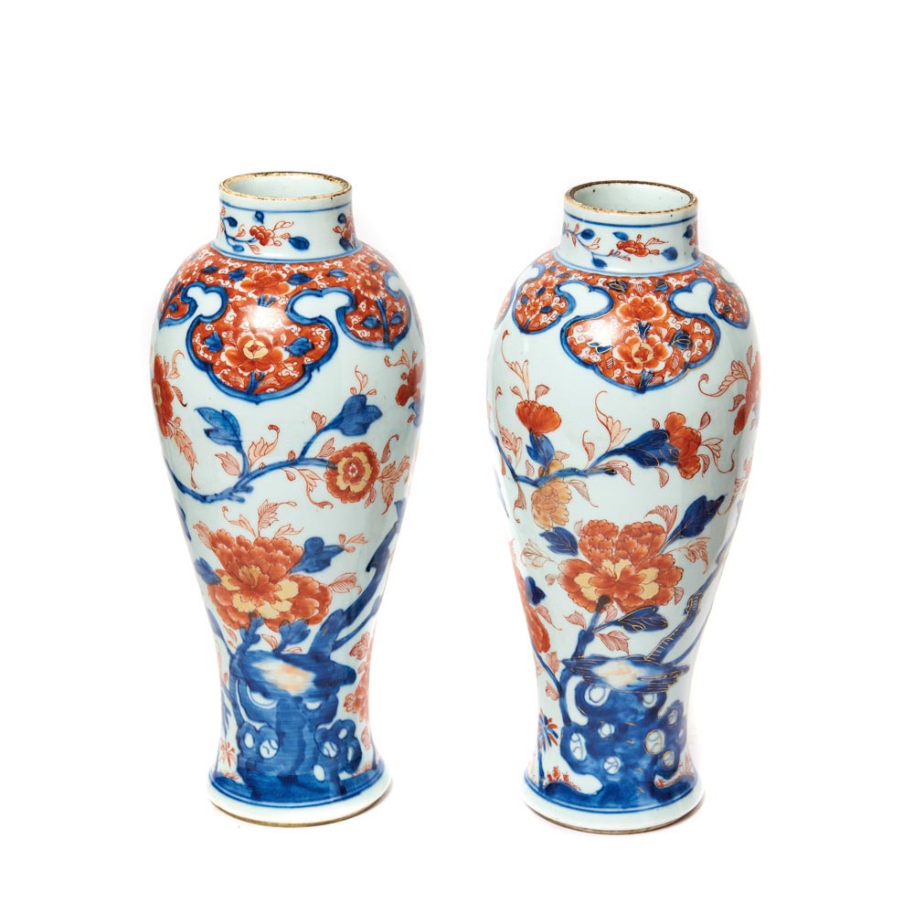 Pareja de jarrones en porcelana japonesa Imari con decoración floral, fles. del s.XIX. Alt.: 34,5