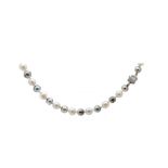 Collar de perlas barrocas blancas y grises en degradé de 8-10,5 mm. con cierre en oro blanco mate