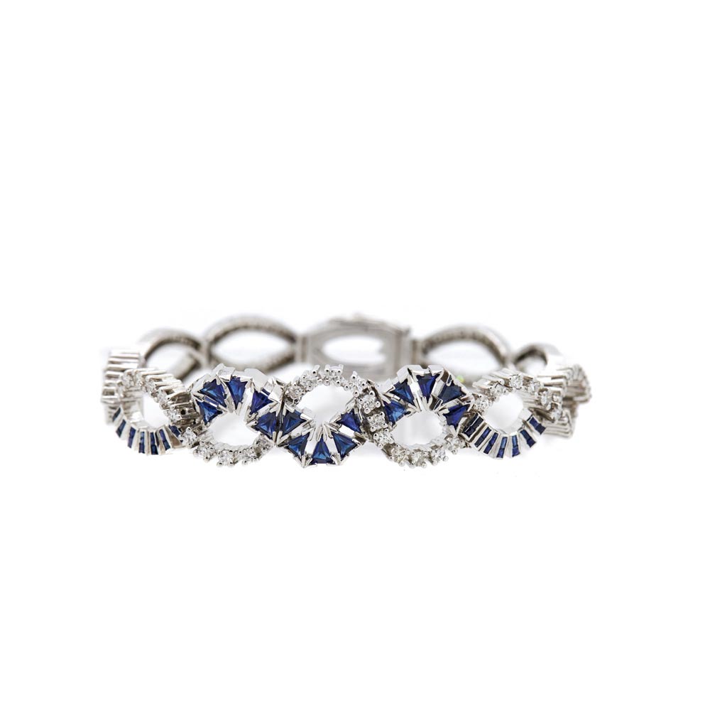 Pulsera semirrígida en oro blanco con entrelazado de diamantes talla brillante y zafiros azules