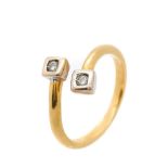 Sortija diseño cruzado en oro bicolor con diamantes talla brillante engastados en chatón. Peso