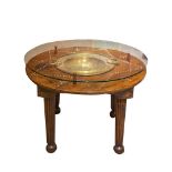 Brasero adaptado a mesa de centro en madera de nogal con claveteado, latón y sobre de cristal,
