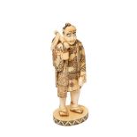 Cacharrero. Figura china en hueso policromado, mediados del s.XX. Alt.: 31,5 cm.