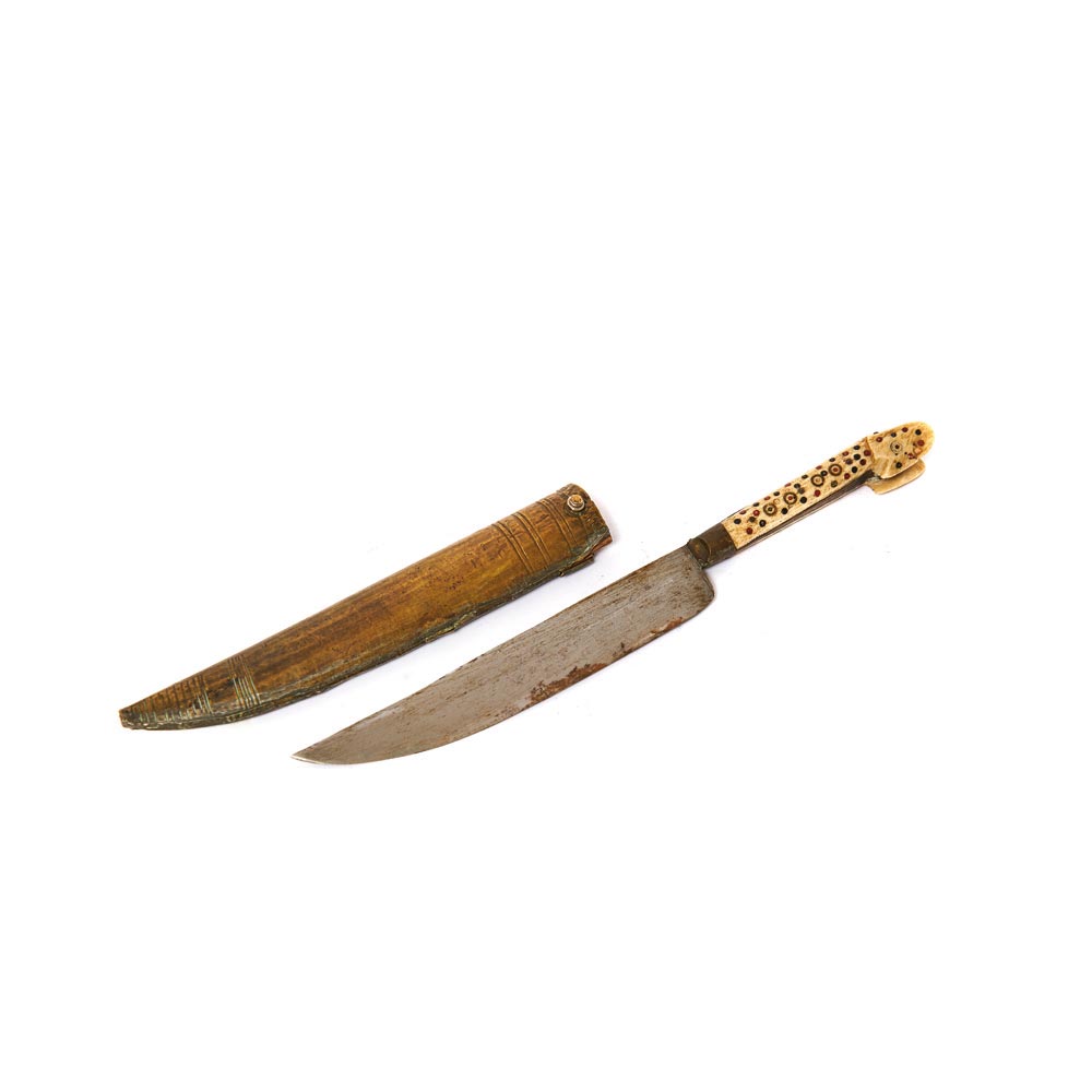 Cuchillo árabe con vaina en latón y empuñadura en hueso y metal, ppios. del s.XX. Long.: 30 cm.