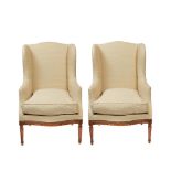 Pareja de sillones orejeros estilo Luis XV en madera y tapicería de tonalidad beige, mediados del