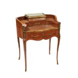 Bureau de dama estilo Luis XV en madera de palorrosa con apliques en bronce, mediados del s.XX.