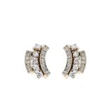 Pendientes en oro con diamantes talla brillante engastados en garras. Peso diamantes: 0,80 ct.