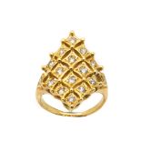 Sortija en oro con centro calado diseño romboidal y diamantes talla brillante. Peso diamantes: 0,