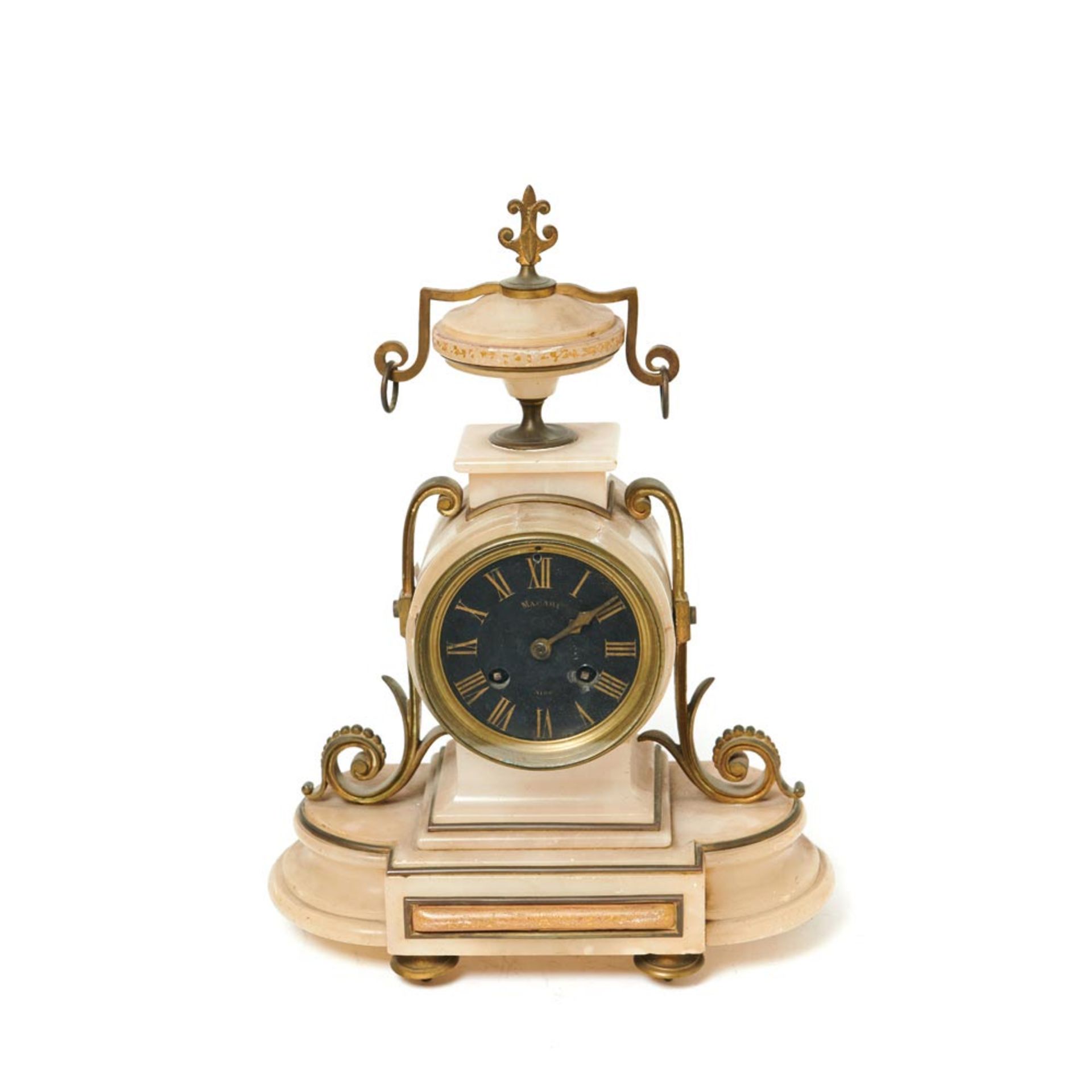 Reloj de sobremesa francés en alabastro y bronce, ppios.del s.XX. Caja rematada en copa. Esfera