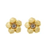 Pendientes diseño flor en oro bicolor con diamantes talla 8/8. Peso diamantes: 0,60 ct. aprox.