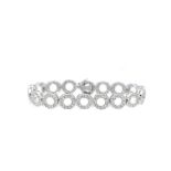 Pulsera en oro blanco con eslabones circulares de diamantes talla brillante. Peso diamantes: 2 ct.