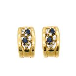 Pendientes media criolla en oro con diamantes talla brillante y zafiros azules talla perilla