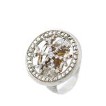 Sortija diseño circular en oro blanco con centro calado de diamantes tallas brillante y rosa