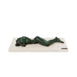 Casto Solano (Olazagutía, Navarra, 1958) Desnudo tumbado. Escultura en bronce patinado sobre peana