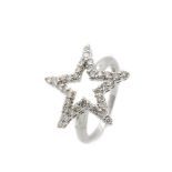 Sortija diseño estrella en oro blanco con centro calado y diamantes talla brillante engastados en