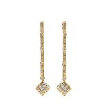 Pendientes largos en oro 14K. con diamantes tallas brillante y princesa.Transformables. Peso