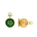 Reloj de colgar saboneta Uhlmann. En oro y esmalte verde con decoración floral en ambas tapas.