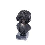 Escuela italiana, segundo cuarto del s.XX. Dama. Busto en bronce patinado según modelo de Adolfo