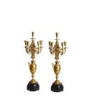 Pareja de candelabros de seis luces estilo Luis XVI en bronce dorado con decoración de guirnaldas