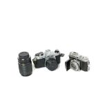 Lote de dos cámaras alemana y japonesa Kodak Retina I y Pentax K1000, c.1940-1970. Se acompaña de