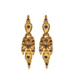 Pendientes largos isabelinos en oro 14K con amatistas tallas oval, perilla y redonda, tercer