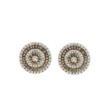 Pendientes rosetón en oro blanco con orlas alternadas de diamantes blancos y brown talla