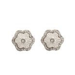 Pendientes diseño flor en oro blanco con diamantes talla brillante engastados en garras. Peso