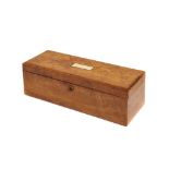 Caja inglesa en madera de raíz de olivo, fles. del s.XIX. Adjunta llave. 11,5 x 33 x 11 cm.