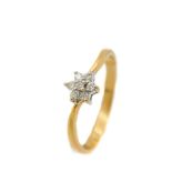 Sortija rosetón en oro bicolor con diamantes talla brillante engastados en garras. Peso diamantes: