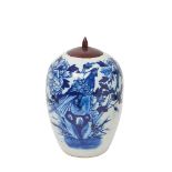 Tibor en porcelana china azul y blanca con decoración floral y ave, mediados del s.XX. Tapa en