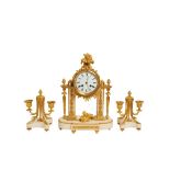 Reloj de sobremesa estilo Luis XVI con guarnición de candelabros de dos luces en bronce dorado y