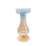 Jarrón diseño gallonado en cristal de Murano iridiscente, segunda mitad del s.XX. Alt.: 38 cm.