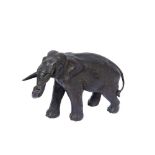 Escuela europea, segundo cuarto del s.XX. Elefante. Escultura en bronce patinado. Alt.: 17,5 cm.