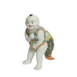 Niño con pez. Figura en porcelana china, mediados del s.XX. Alt.: 43 cm.