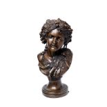 Escuela europea, segundo cuarto del s.XX. Ninfa. Busto en bronce dorado. Alt.: 59 cm.