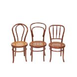 Lote de tres sillas estilo Thonet en madera de haya con respaldo de barrotes torneados y curvos y