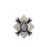 Miniatura al Mérito Civil en oro blanco con diamantes talla brillante y esmalte azul. Con