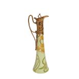 Jarra estilo Art Nouveau en cerámica esmaltada con decoración floral y montura en bronce, segunda