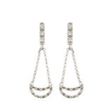 Pendientes largos en oro blanco con diamantes talla brillante. Peso diamantes: 0,30 ct. aprox.