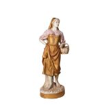 Campesina. Figura Art Nouveau en porcelana austriaca Royal Dux, ppios. del s.XX. Marcas en la