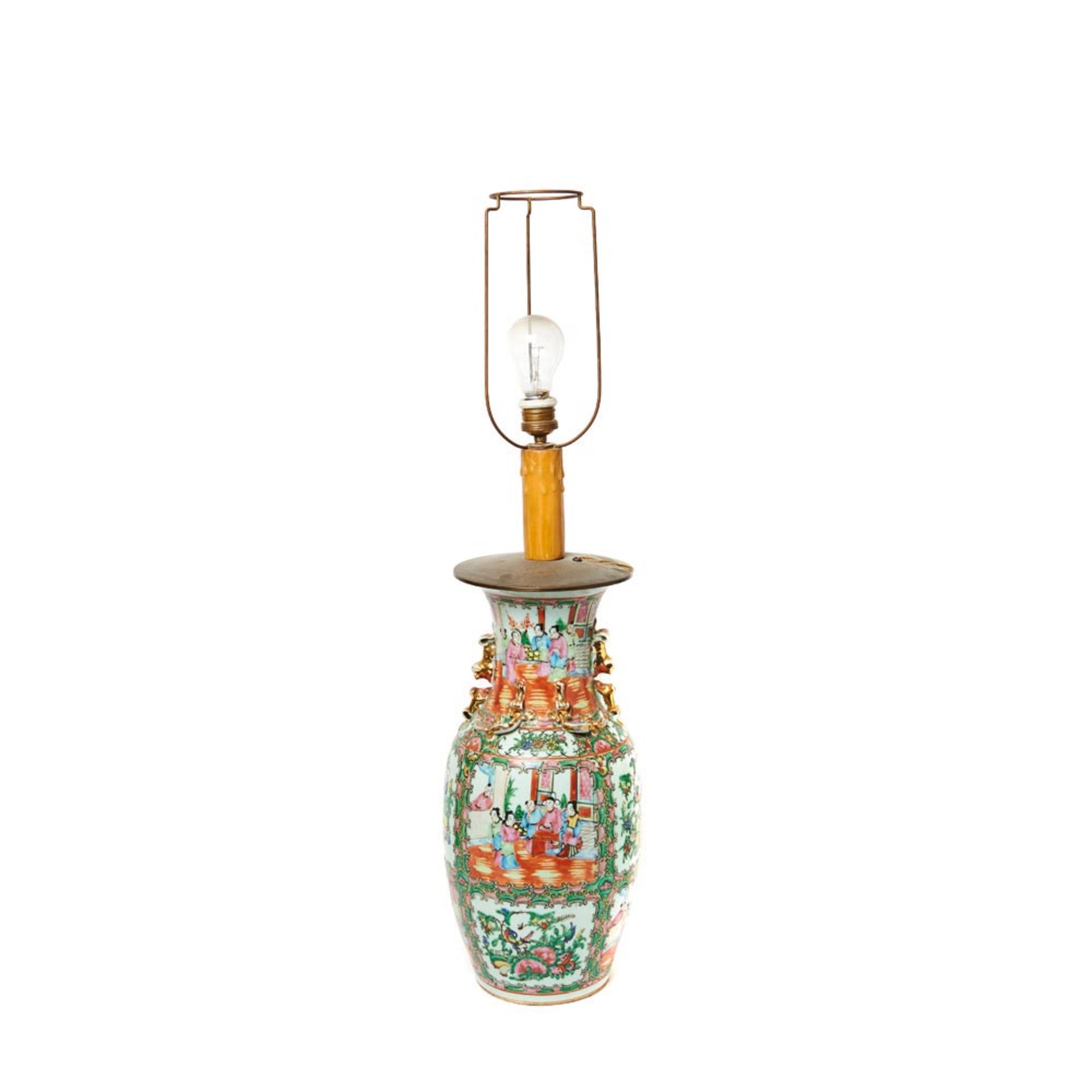 Jarrón chino adaptado a lámpara de sobremesa en porcelana de Cantón con decoración de escenas