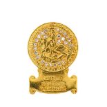 Insignia del Gremio de Anticuarios de Barcelona y Provincia en oro y diamantes talla 8/8. 1,7 x 2,