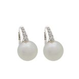 Pendientes en oro blanco con barrita de diamantes talla brillante en degradé rematada por perla