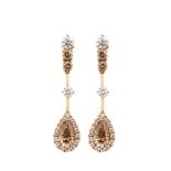 Pendientes largos de la firma Rabat en oro rosa con diamantes blancos y bronw tallas brillante y