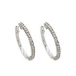 Pendientes criolla en oro blanco con diamantes talla brillante engastados en garras. Peso diamantes: